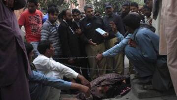 Πακιστάν: Ήταν έγκυος η γυναίκα που λιθοβολήθηκε μέχρι θανάτου