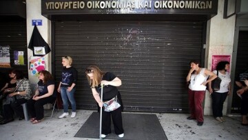 ΥΠΟΙΚ: Δεν επαναπροσλαμβάνονται οι καθαρίστριες έως τις 10 Ιουνίου