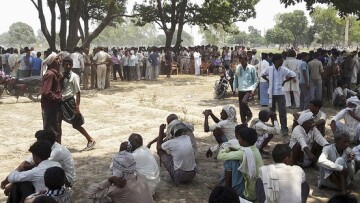 Τρεις άνδρες συνελήφθησαν για τoν βιασμό και τη δολοφονία των δύο κοριτσιών στην Ινδία