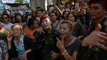 Ταϊλάνδη: Στρατιωτίνες χορεύουν και τραγουδούν «I will survive»!