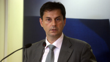 Θεοχάρης: Φεύγω μόνος, δεν έχετε το ανάστημα να με διώξετε