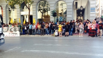 Πάτρα: Συγκέντρωση μεταναστών έξω από τα δικαστήρια για τη Νέα Μανωλάδα