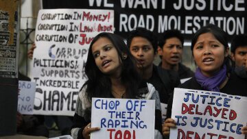 Ινδία: Προκλητικός υπουργός χαρακτηρίζει «τυχαίο περιστατικό» τους βιασμούς