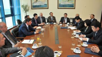 Για νέες επενδύσεις της Cosco στον Πειραιά συζήτησε ο Βαρβιτσιώτης με τους Κινέζους