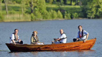 Βαρκάδα για Μέρκελ-Κάμερον αλλά βυθίζεται ο Γιούνκερ