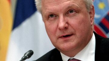 Έτσι αποχαιρέτησε ο Όλι Ρεν τα μέλη του Eurogroup