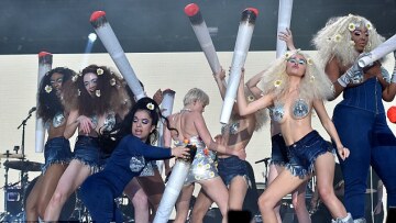 Η Miley Cyrus περιτριγυρίζεται από... τσιγάρα χασίς!