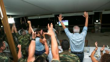 Δείτε τον Αβραμόπουλο στο Αγαθονήσι να πανηγυρίζει την πρόκριση της Εθνικής