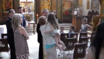 Ιερέας διέκοψε τη βάφτιση γιατί αρνήθηκε το παιδί!