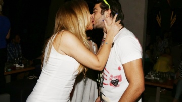 Γερμανού - Ιωάννου: Φιλιούνται στο στόμα μπροστά στα... πεθερικά!