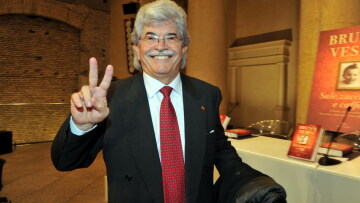 Ιταλία: Γερουσιαστής του Μπερλουσκόνι αποκαλύπτει ότι ήταν... ζιγκολό