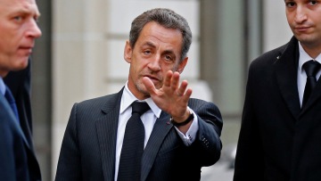 Ο Σαρκοζί κάνει αγώνα δρόμου για να μην περάσει τη νύχτα στη φυλακή