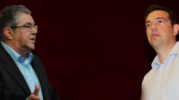 Παιχνίδι σκληρής τακτικής μεταξύ ΣΥΡΙΖΑ και ΚΚΕ για τους 120 βουλευτές και το δημοψήφισμα