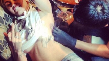 H Miley Cyrus «χτύπησε» τατουάζ με το νεκρό της σκύλο