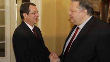 Κύπρος: Καλύπτει Βενιζέλο ο πρόεδρος Αναστασιάδης 
