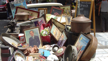 Στις γειτονιές της Αθήνας: Ο παλαιοπώλης, οι κλοσάρ και το... G-string