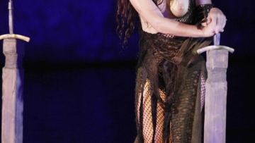 Βασιλική Τρουφάκου: Γυμνόστηθη στη σκηνή η πρωταγωνίστρια της σειράς «Kάτω Παρτάλι»