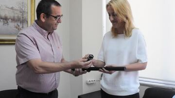 Ένα γκλομπ και μία κρότου-λάμψης χάρισε στη Δούρου ο Μπαλασόπουλος