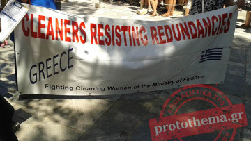 Στην Ακρόπολη οι απολυμένες καθαρίστριες - Μαζεύουν υπογραφές από τους τουρίστες