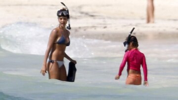 H Jessica Alba κάνει βουτιές με μάσκα και αναπνευστήρα