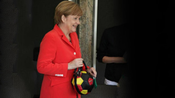 Δείτε το τσαντάκι-μπάλα που κράταγε η Μέρκελ στον τελικό του Μουντιάλ