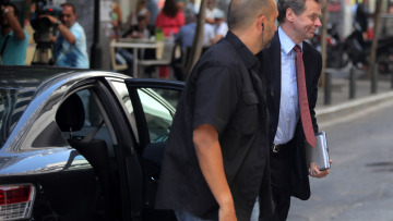 Λιγότερη πίεση για μέτρα, αγώνας δρόμου για ιδιωτικοποιήσεις