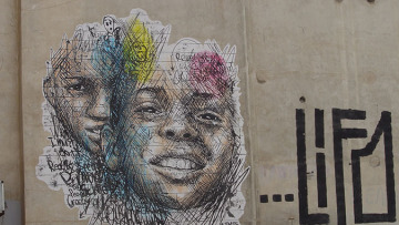 Στις γειτονιές της Αθήνας: Μπουζούκι, μοντέλα, γκράφιτι και «καυτά» σορτς