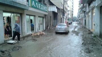 Θεσσαλονίκη: «Μπουρίνι», καταστροφές και πλημμυρισμένοι δρόμοι