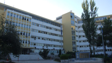 Συγγενείς και φίλοι στο πλευρό του τραυματία ειδικού φρουρού