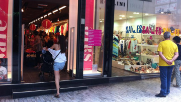 Ανοιχτά σήμερα τα καταστήματα - Απεργούν οι εμποροϋπάλληλοι