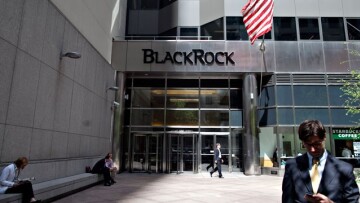 «Καμπάνα» για κίνδυνο χρεοκοπίας από την Blackrock