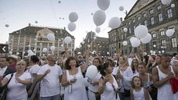 Λευκή πορεία στο Αμστερνταμ για τα θύματα της μοιραίας πτήσης