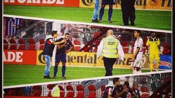 Ολυμπιακός-Μίλαν: Η «selfie» του Μανιάτη με φίλαθλο-«εισβολέα»!