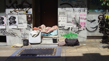 Στις γειτονιές της Αθήνας: Άστεγος με... χαλί, μπρέικ ντανς και εικόνες ερήμωσης