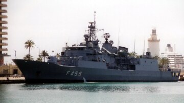 Η φρεγάτα «Σαλαμίς» μεταφέρει σώους στον Πειραιά τους Έλληνες της Λιβύης 