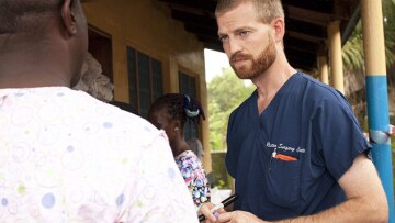 Σε στρατιωτική βάση στις ΗΠΑ ο Αμερικανός γιατρός που έχει τον ιό Έμπολα