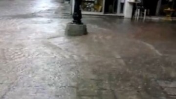 Κοζάνη: Πλημμύρισαν οι δρόμοι από την καλοκαιρινή μπόρα