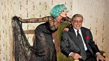 H Lady Gaga χορεύει Cheek To Cheek…
