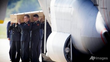 Ουκρανία: Αναγνωρίστηκαν ακόμα 21 σοροί από τη συντριβή του Boeing