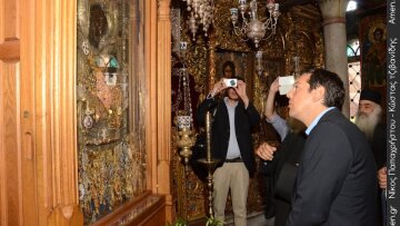 Τον Φλωράκη θυμήθηκαν οι μοναχοί κατά την επίσκεψη Τσίπρα στο Άγιο Όρος