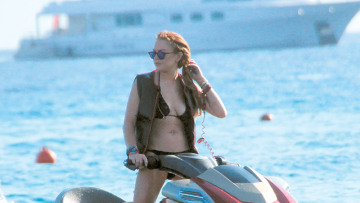 Lindsay  Lohan:To κακό κορίτσι  του Χόλιγουντ  τα σπάει στη Μύκονο