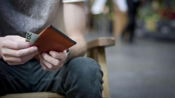 Κεφαλονιά: Σερβιτόρος βρήκε και παρέδωσε φάκελο με 2.500 ευρώ