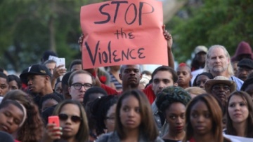 ΗΠΑ: Η αστυνομία αποκάλυψε το όνομα του αστυνομικού που σκότωσε άοπλο 18χρονο