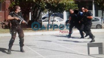 Φονικό στη Μάνη: Ένταση έξω από τα δικαστήρια της Καλαμάτας 