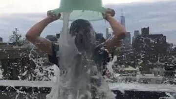 Με... μητρικό γάλα το «ice bucket challenge» της Olivia Wilde 