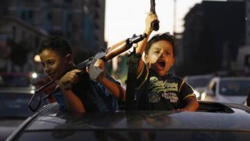 Λωρίδα της Γάζας: Με τα όπλα στα χέρια πανηγυρίζουν ανήλικα παιδάκια