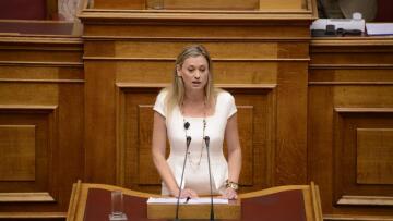 Ραχήλ Μακρή: Ο λαός στερείται μεταφορών στα νησιά και ο Βενιζέλος παίρνει το Eμπραέρ