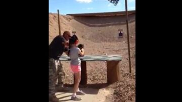 Βίντεο: Τα δραματικά δευτερόλεπτα πριν 9χρονη σκοτώσει με ούζι τον εκπαιδευτή της