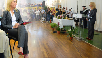 Ρένα Δούρου: Πολιτικός όρκος με κόκκινες γόβες