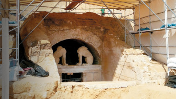 Αμφίπολη: Κορυφώνεται η αγωνία - Συλημένος ή όχι ο τάφος;